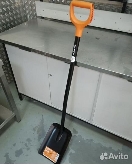 Лопата совковая Fiskars Plantic