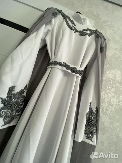 Платье на никах