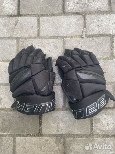 Хоккейные перчатки и шлем bauer