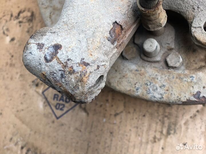 Задний левый кулак Ford Mondeo 2