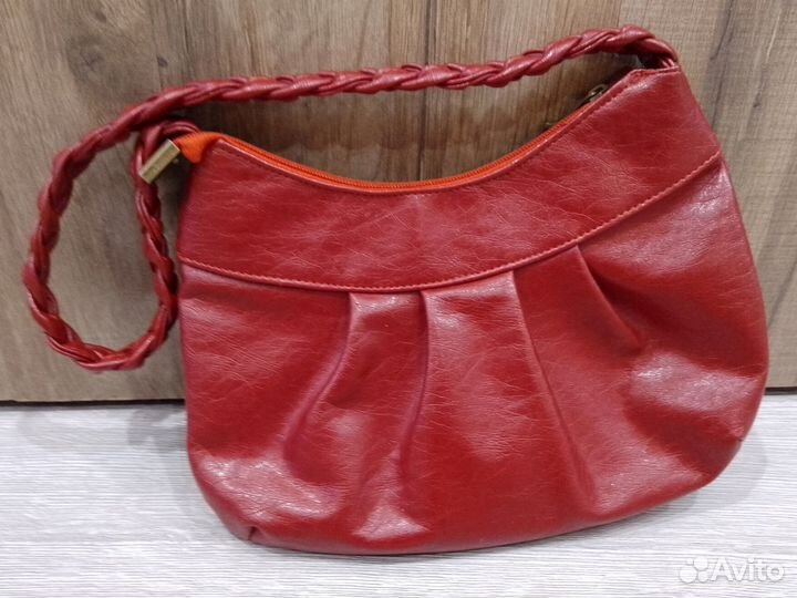 Небольшая красная сумка 25 см ширина