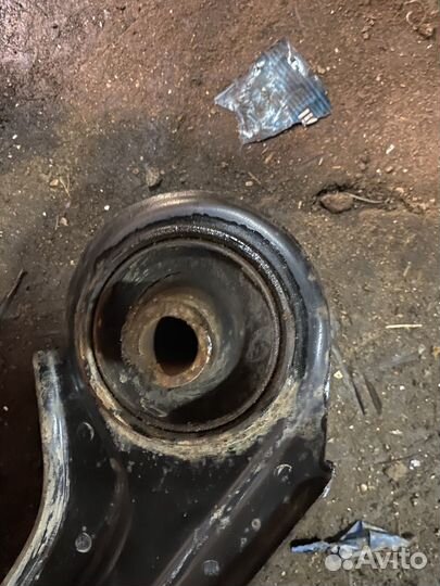 Рычаг передний правый 90495104 Opel Astra F