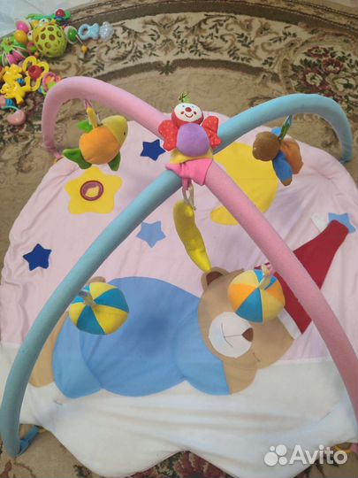 Развивающий коврик и погремушки