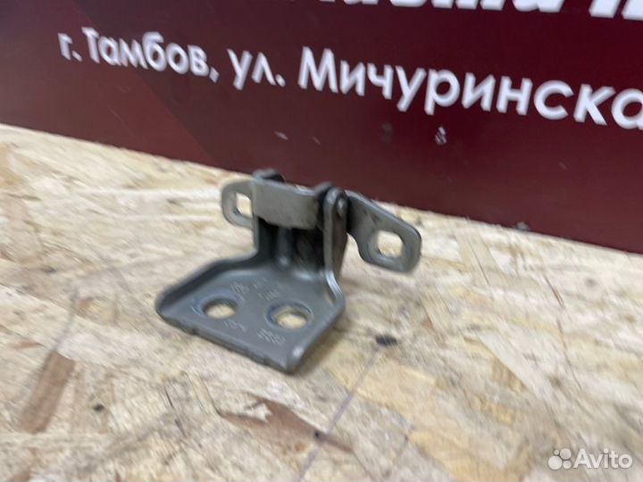 Петля двери Renault Logan