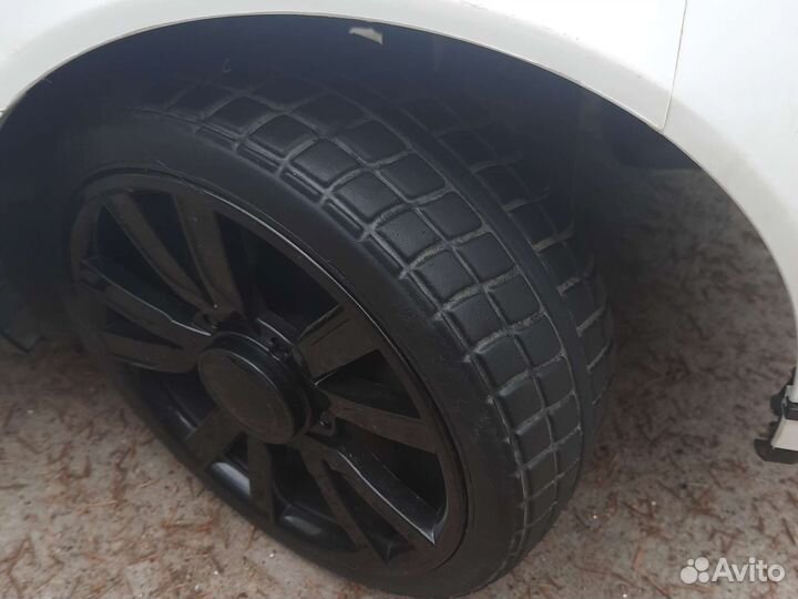 Электромобиль range rover C пультом от 1 года