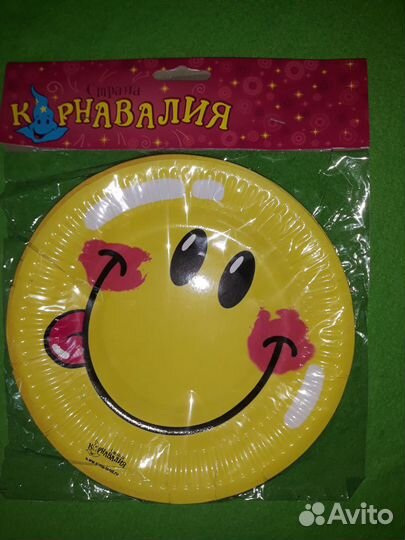 Тарелки, стаканы, колпаки, скатерть для др