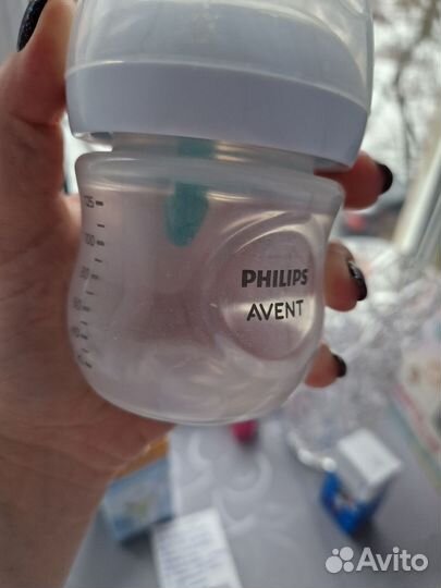 Две бутылки и соски детские для кормления