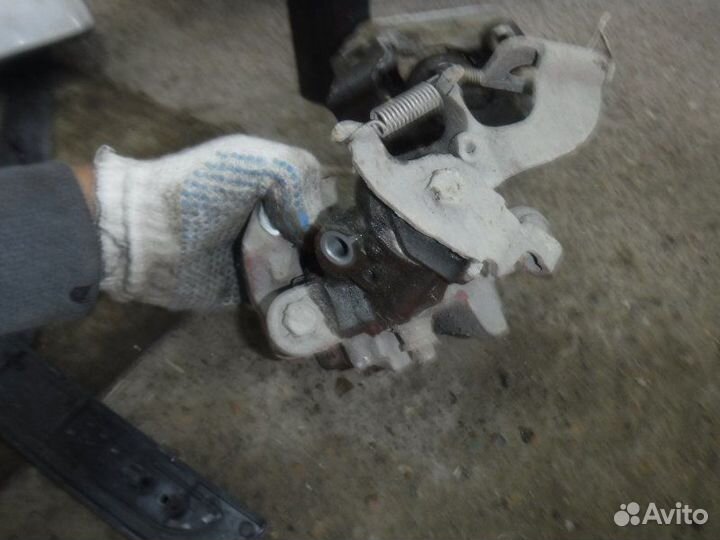 Суппорт задний левый Toyota Corolla 151 1ZR 2011