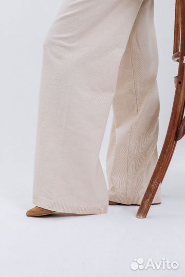 Вязаный трикотажный костюм с брюками и футболкой