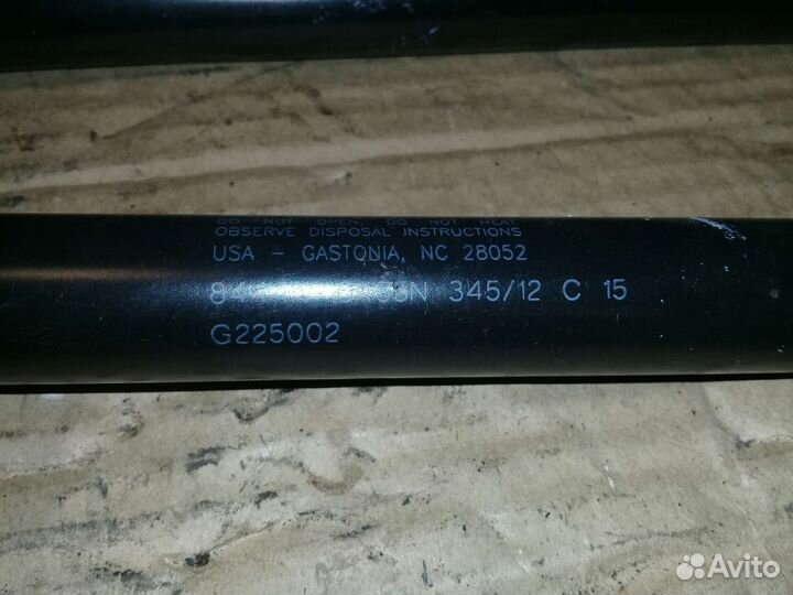 Амортизатор крышки багажника Nissan Terrano 1