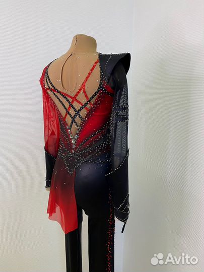 Костюм для выступлений по фигурному катанию