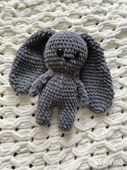 Подарочный набор Вязаная игрушка зайчик и пинетки