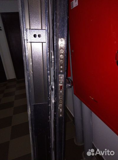Продам входную дверь железную