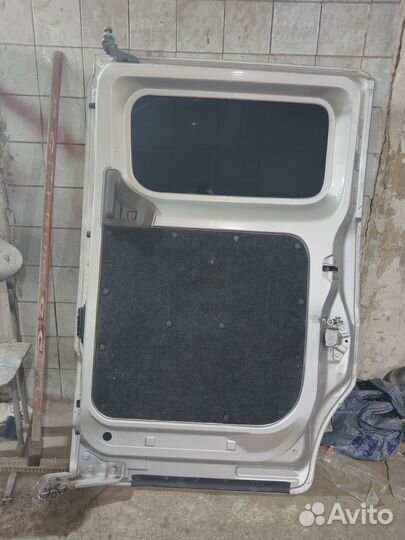 Дверь задняя правая Nissan NV 200