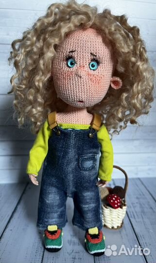 Кукла ручной работы с корзинкой