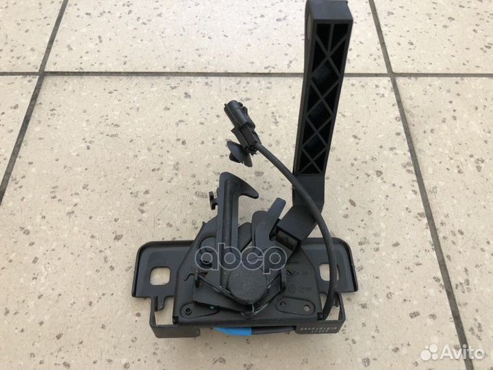 Замок капота 656010181R LADA