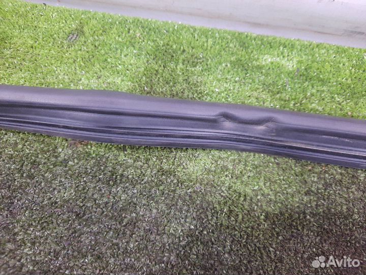 Уплотнение капота левое Mercedes C180 W205 274.910