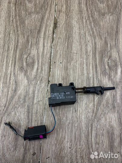 Активатор замка крышки багажника задний Opel Corsa