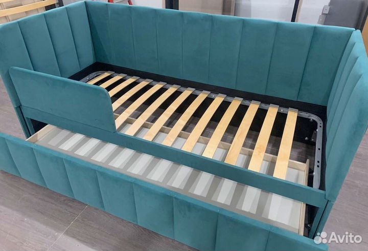 Кровать с мягким изголовьем