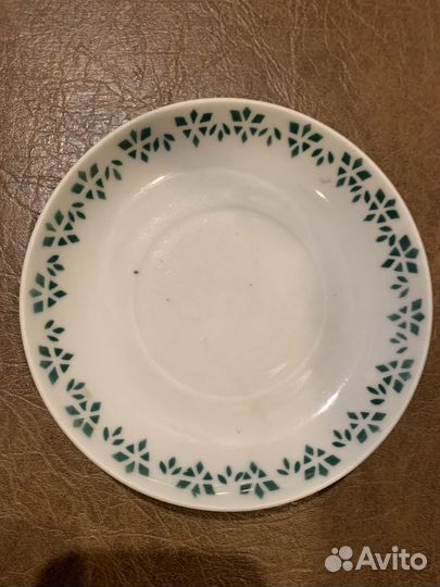 Винтажное блюдце с зеленым орнаментом