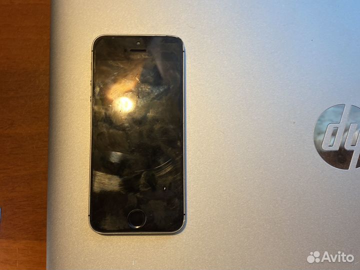 iPhone 5s разряженый и имеет сколы по бокам