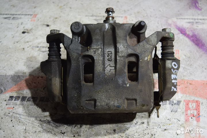 Суппорт перед лево c Nissan Fuga Y50 VQ25DE