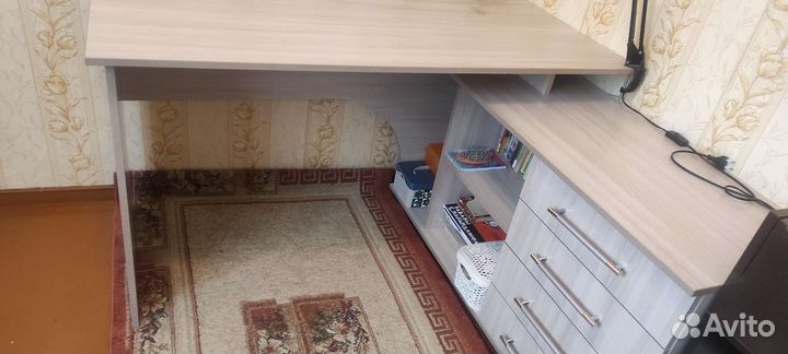 Угловой письменный стол