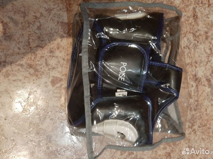 Шлем и перчатки (размер 8) для смешанных единоборс