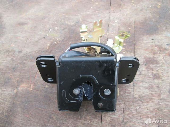 Замок багажника Toyota Harrier MCU15