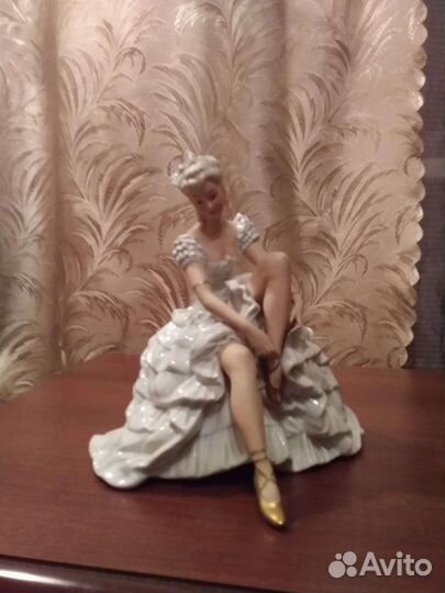 Фарфоровые статуэтка