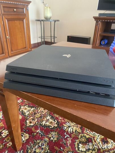 Sony PS4 pro 1tb + 4 геймпада + диски