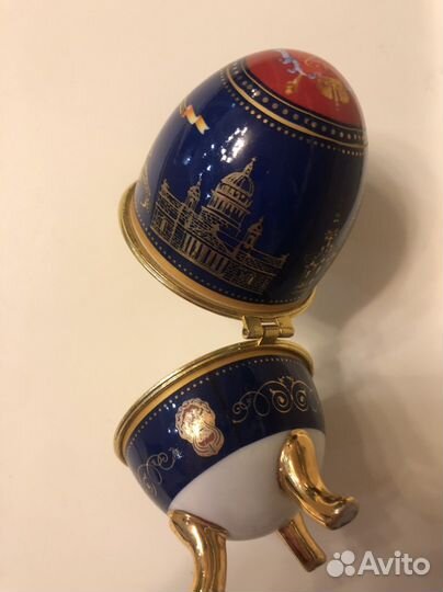 Сувенирное Яйцо Фаберже и кофейная чашка
