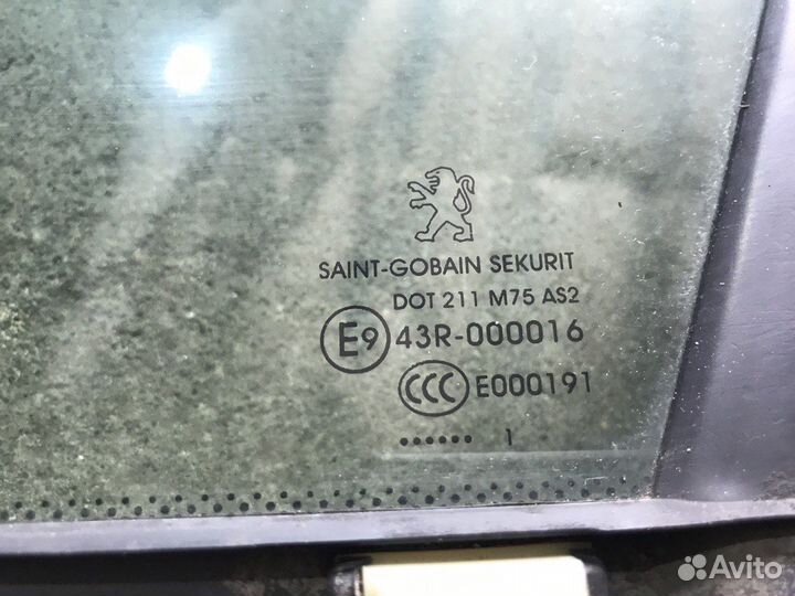 Форточка(уголок) передней левой двери Peugeot 308