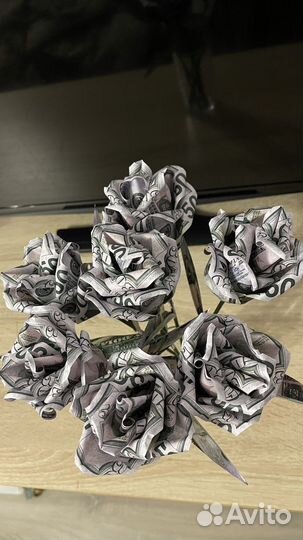 Цветы из бутафорских денег