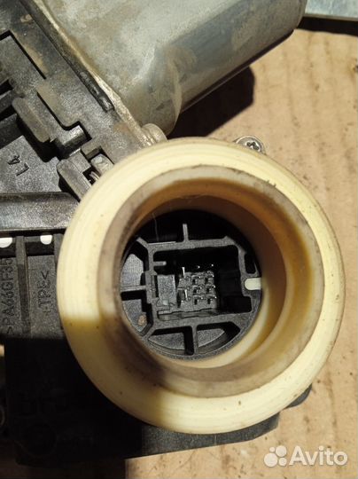 Стеклоподъемник задний правый Toyota Camry 40