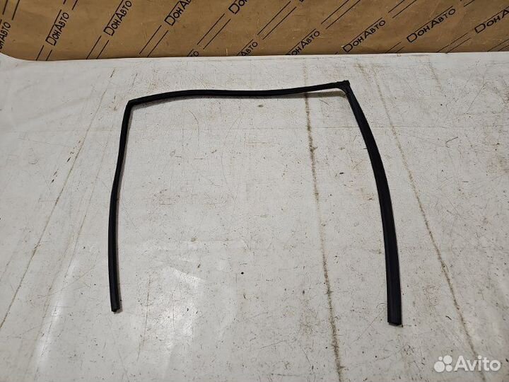 Уплотнитель стекла двери задний левый Toyota Camry