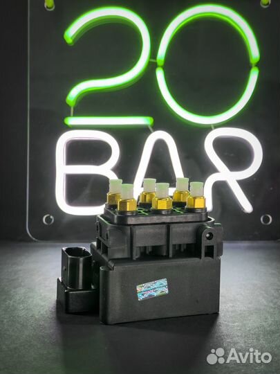 Блок клапанов пневмоподвески Volkswagen Touareg II