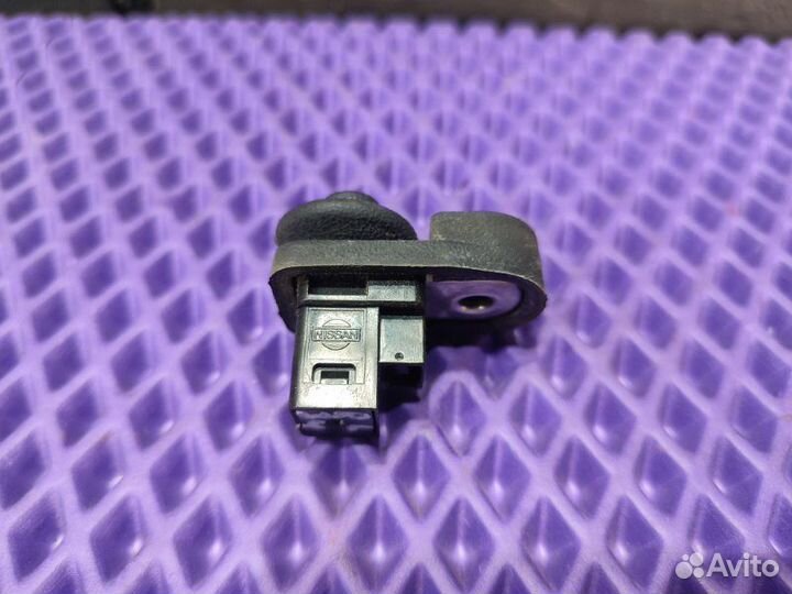 Концевик двери задний левый Nissan Dualis