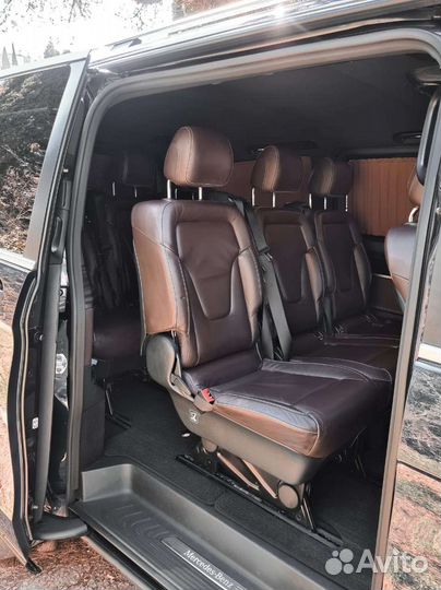 Водитель на своём автомобиле