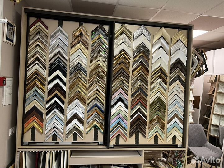 Зеркало в золотистой раме