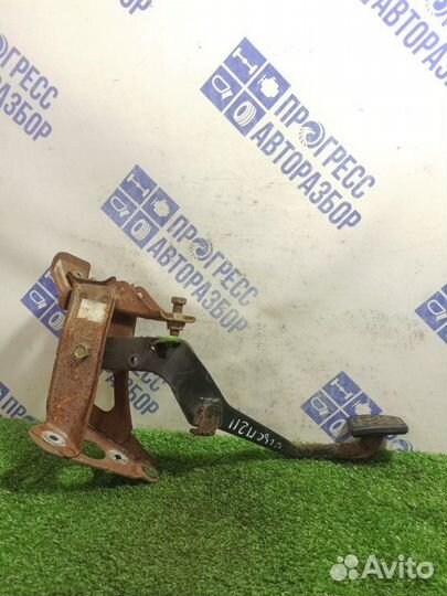 Педаль сцепления Toyota Avensis универсал 1.8