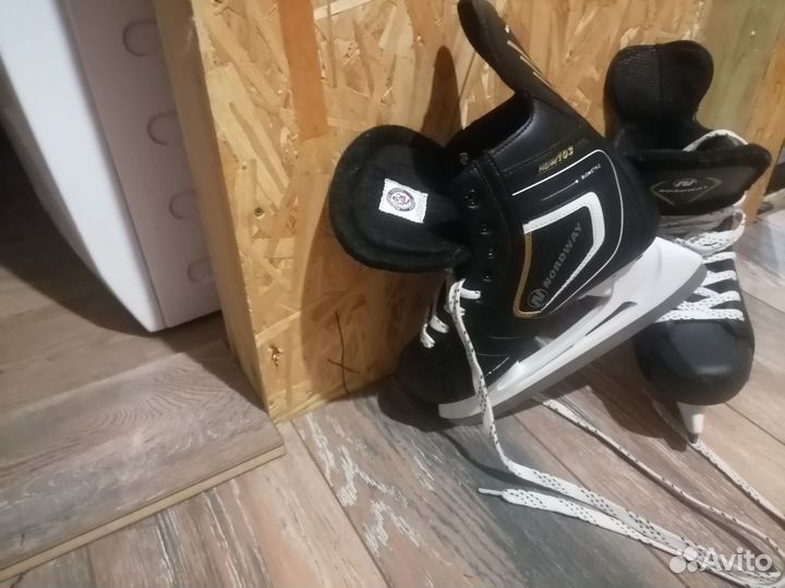 Коньки хоккейные