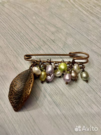 Брошь с натуральным жемчугом