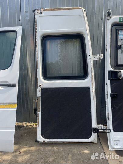 Задняя распашная левая дверь на Mercedes 909