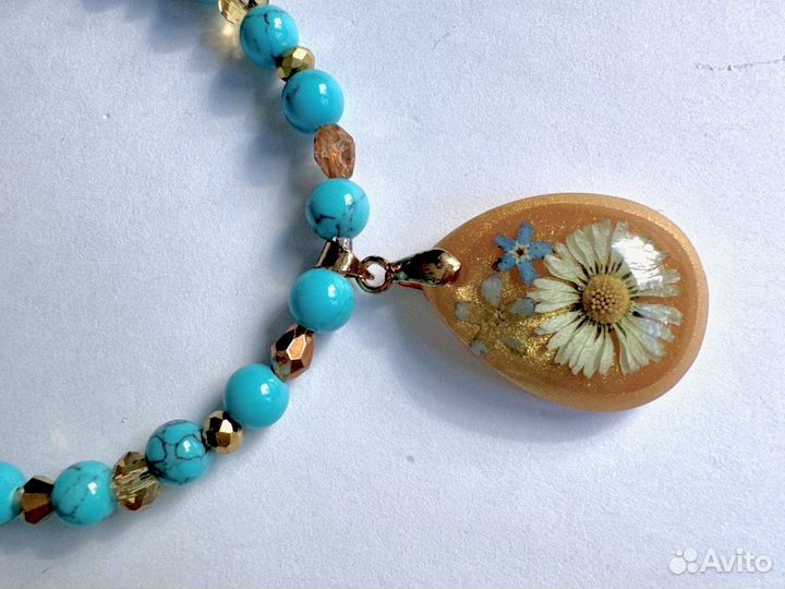 Колье из натуральной бирюзы с настоящими цветами