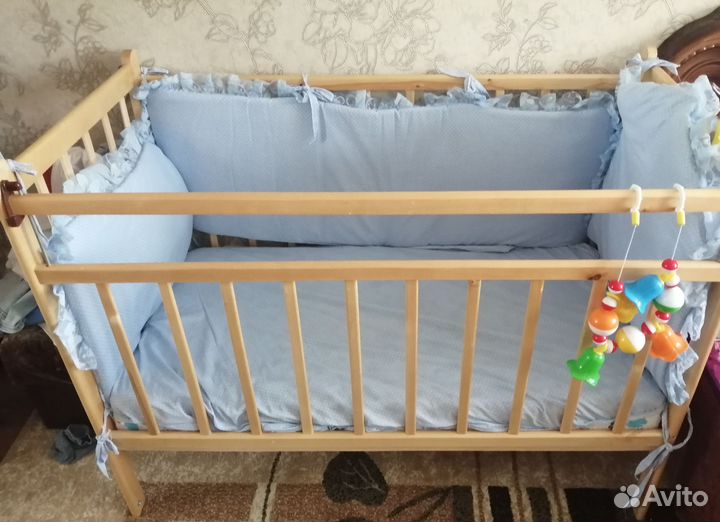 Детская кроватка с маятником