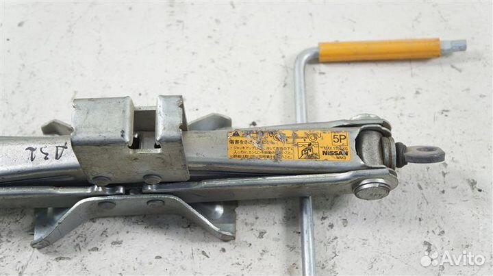 Домкрат Nissan Bluebird A33