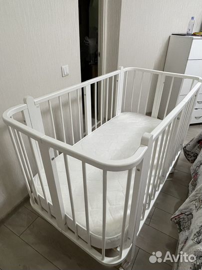 Детская кроватка с продольным маятником
