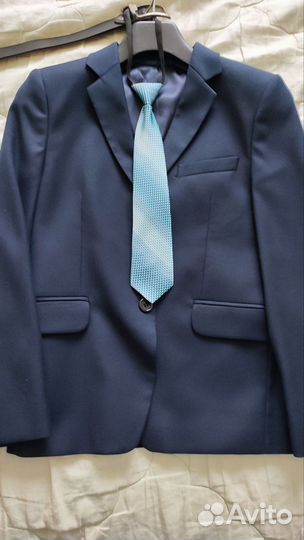 Костюм+3 рубашки,еще брюки, ремень,галстук