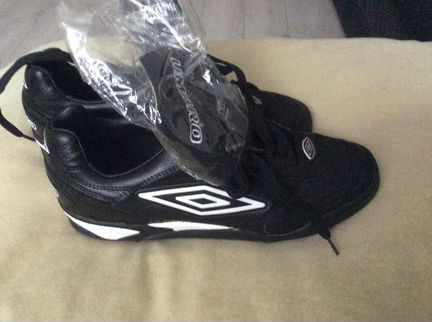 Продаю новые многошиповки umbro